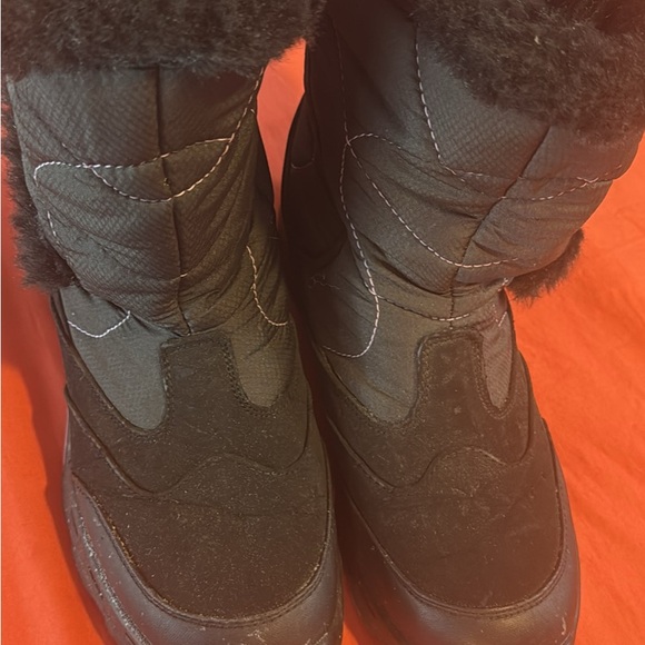 Hi-Tec Snow Boots - Picture 4 of 7